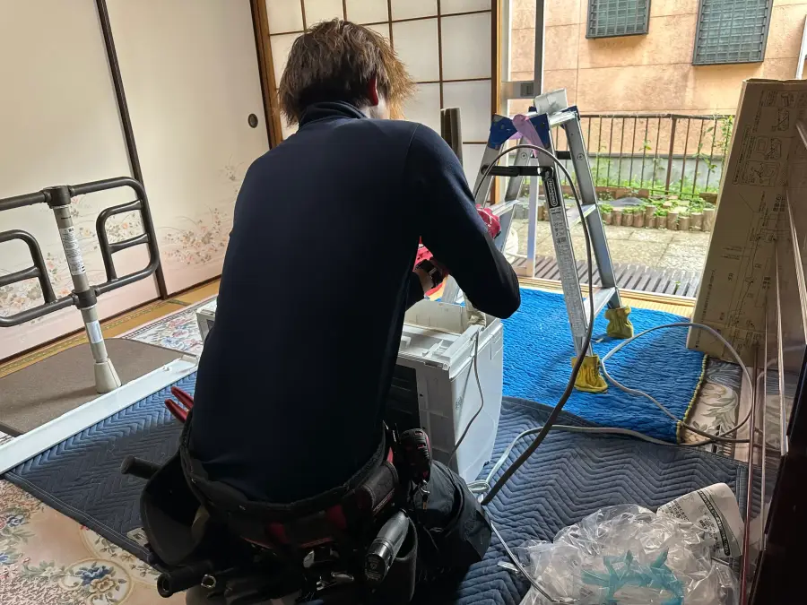 エアコンを作業するスタッフ