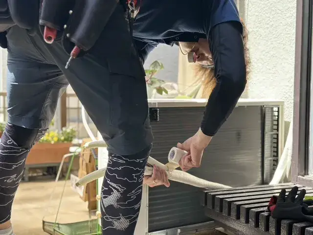作業するスタッフ