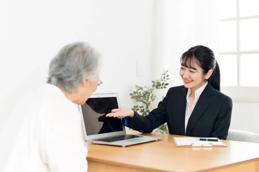 お客様と話すスタッフ