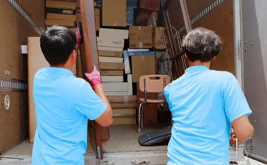 トラックに不用品を積み込むスタッフ