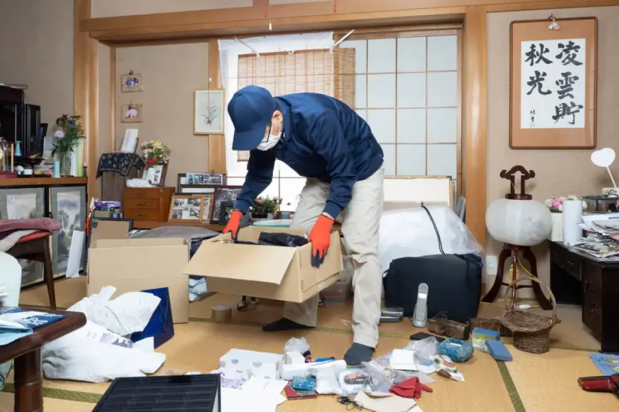 遺品を箱に詰めるスタッフ