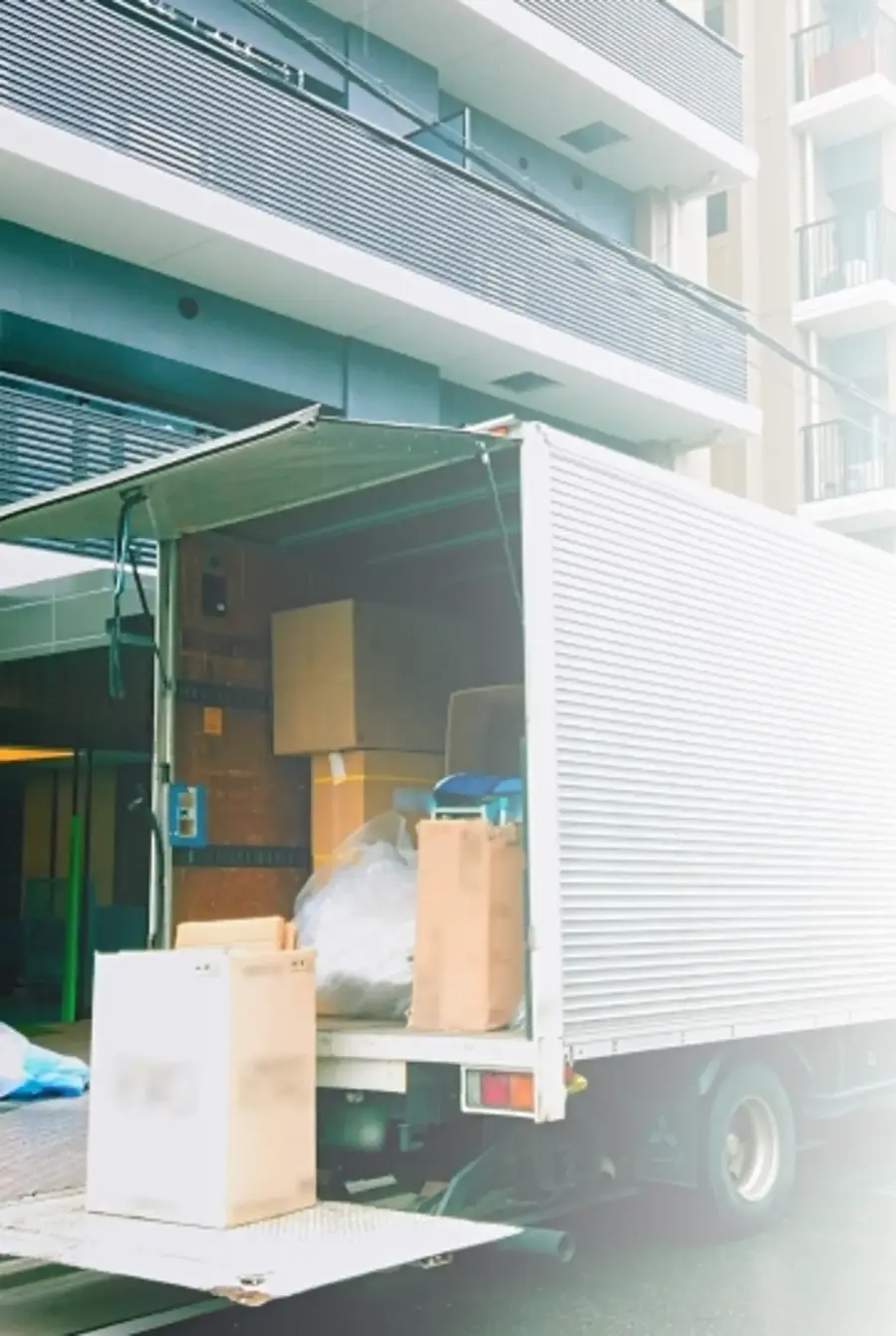 トラックから荷物を運び入れるスタッフ