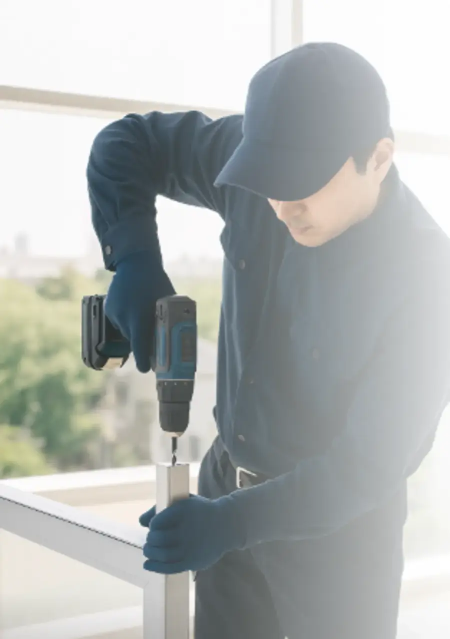 電動ドライバーで作業するスタッフ